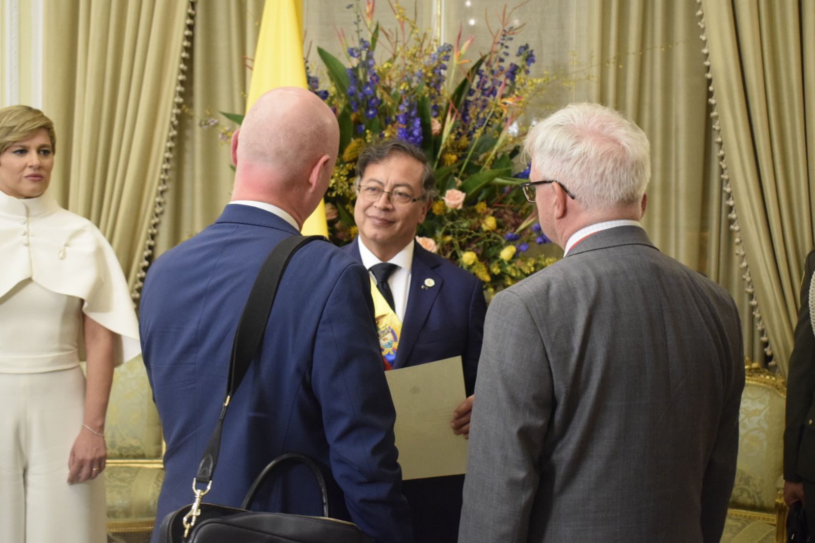 Gustavo Petro receives a letter from Queen Elizabeth II