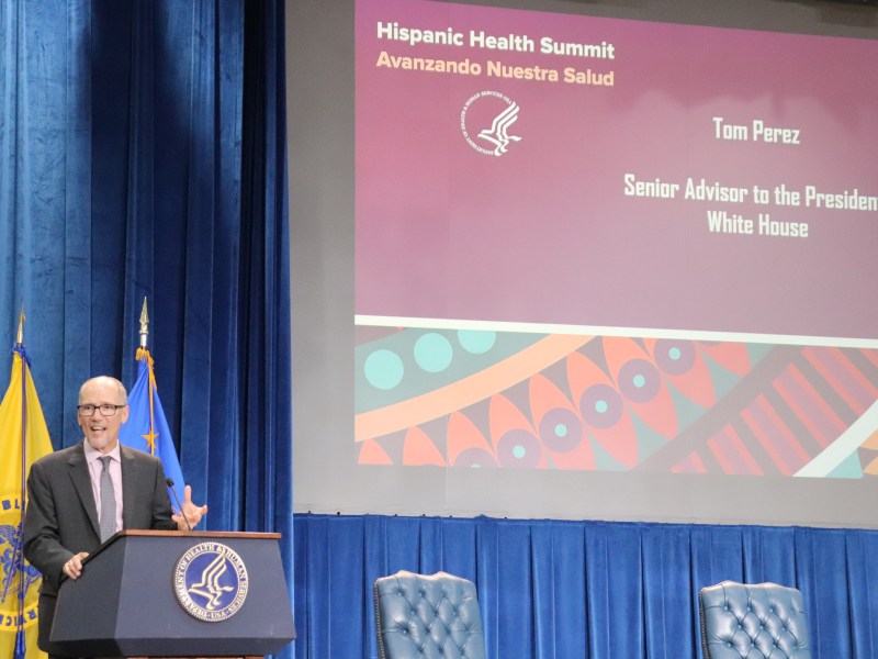 Tom Perez, Senior Advisor to the President, White House, durante su ponencia en la primera cumbre de salud hispana realizado por HHS en DC. Foto. ETL