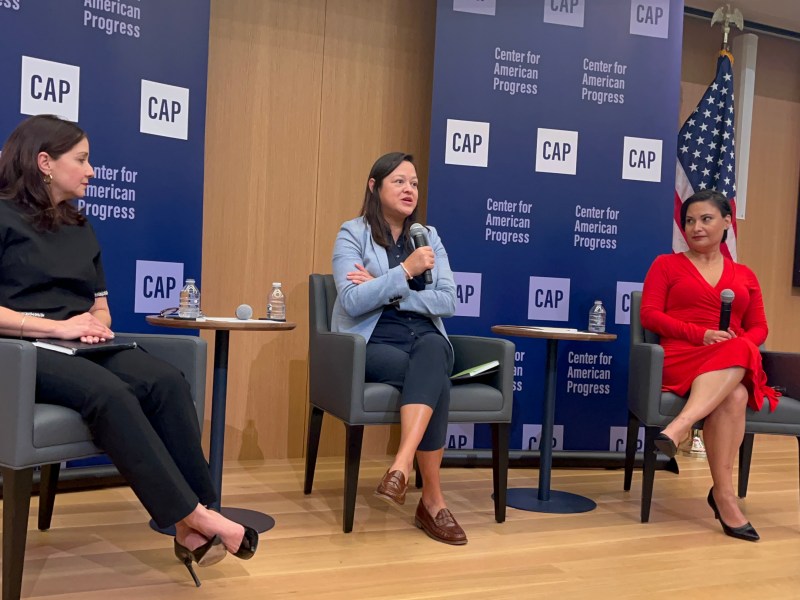 Frances Colón, Emmy Ruiz, y Laura Rodriguez, conversan sobre la agenda economica de Biden para los latinos. Foto. ETL