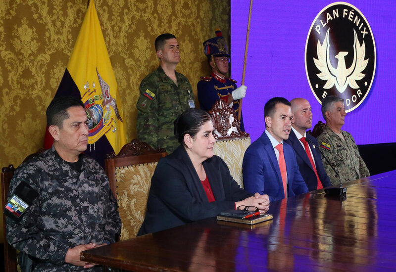 Los ecuatorianos aprueban estrictas medidas de seguridad en referéndum